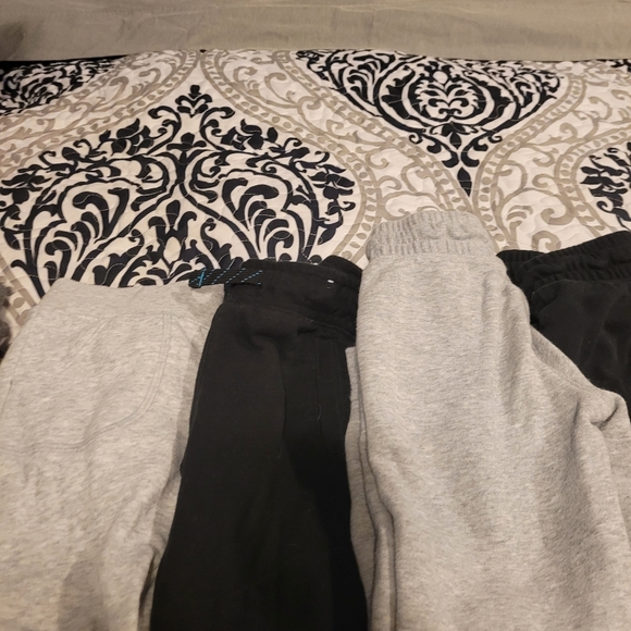 7 pairs of running shorts and 6 pairs of joggers - Picture 5 of 5